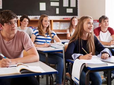 Shutterstock_778983088_students listening_skolēni klausās.jpg