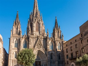 Shutterstock_2476729253_Cathedral in Barcelona_Barselonas katedrāle (1).jpg