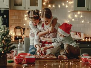 Shutterstock_1577068090_making christmas cookies_gatavo Ziemassvētku cepumus.jpg