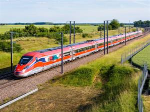 olrat Shutterstock_express train_ātrvilciens.jpg