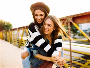 Shutterstock_382091164_sisters_māsas.jpg