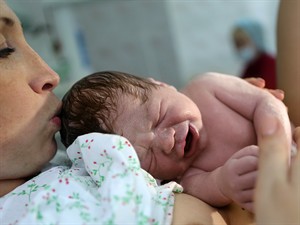 shutterstock_2262387011_newborn_jaundzimušais.jpg