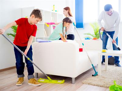 Shutterstock_631470905_family cleaning house_ģimene uzkopj māju.jpg