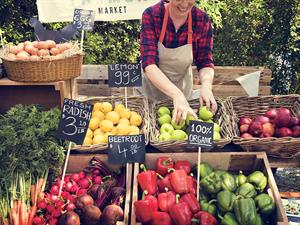 Shutterstock_620789390_greengrocers_augļu un dārzeņu veikals (1).jpg