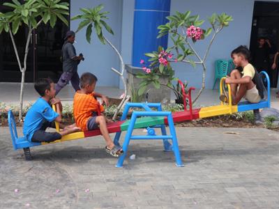 HEGEDARIA Shutterstock_kids on seesaw_bērni uz līdzsvara šūpolēm.jpg