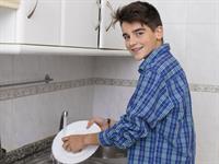 Shutterstock_765681649_boy washing dishes_zēns mazgā traukus.jpg