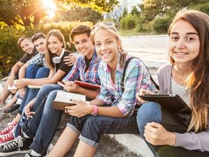 Shutterstock_1087232834_teenagers_pusaudži.jpg