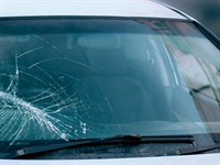Shutterstock_171148832_car windshield_mašīnas vējstikls.jpg