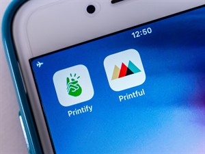 Koshiro K Shutterstock_Printify and Printful_Printify un Printful.jpg