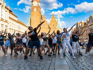 Wierzchu Shutterstock_dancing performance on street_deju performance uz ielas.jpg