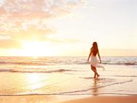 Shutterstock_352168457_woman on beach_sieviete pludmalē.jpg