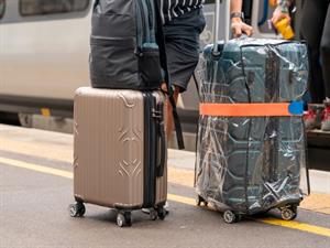 Shutterstock_2426788825_luggage_bagāža.jpg