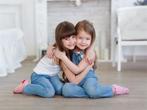 Shutterstock_394136779_two little girls_divas mazas meitenes.jpg