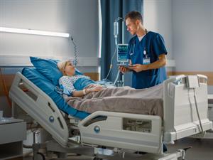 Shutterstock_1940771059_ill at hospital_slims cilvēks slimnīcā.jpg