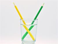 Shutterstock_1711452685_pencils in glass of water_zīmuļi ūdens glāzē.jpg