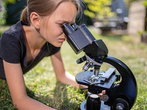 shutterstock_1236511801_watching microscope_skatās mikroskopā.jpg